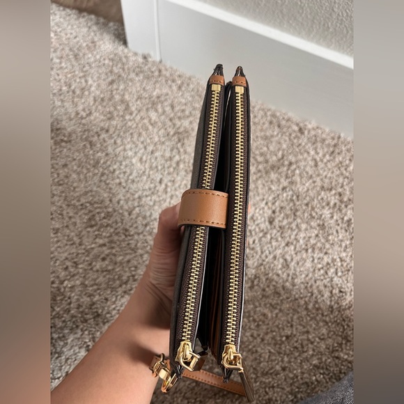 Michael Kors Monogram Wallet/Wristlet/Phone pouch - Picture 4 of 11